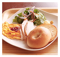 スモークチキンのベーグルプレート